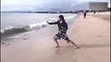 姑娘跟海浪玩起来了，配合还蛮默契的
