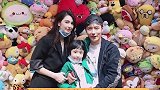 网友偶遇张丹峰洪欣一家，餐桌上一家人其乐融融，夫妻共同营业辟谣离婚？娱乐播报台