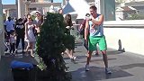 草人恶作剧，男子伪装成草人恶搞路人，路人非常害怕