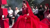 女子结婚当天一身红色婚纱惊艳全场