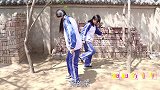 如花老师教同学们玩土堆馒头，原来做馒头还有口诀呢！真好玩