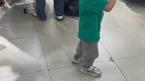这个女人真不知羞，人家可是男孩子