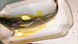 清蒸黄鱼口味清淡，肉质鲜嫩，原汁原味