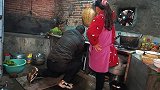 包立春终于安了热水器，桃子姐做一盘蛋饺，美味可口，真解馋
