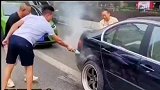 车辆行驶中后轮突然起火，用灭火器时发现灭火器喷不出来