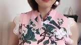 清新脱俗的小姐姐，身穿粉色旗袍，相当的迷人！