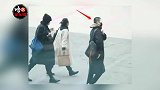 王菲与小鲜肉再爆同框照，被传与谢霆锋已分手？谢霆锋听路人唱歌