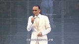 谢贤颁奖典礼上获得终身成就奖，称自己才33岁，台下众明星大笑