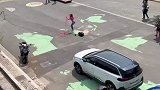 女子不同部位同时操纵三个呼啦圈