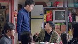 孙女第一次见爷爷就用英语骂爷爷笨蛋,一旁舅舅赶紧解释说您帅