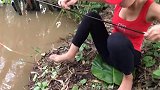 这种地方钓鱼，一不小心就上大鲶鱼，美女太勇敢了