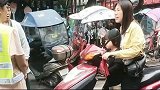学校不让骑车进去，这位妈妈不讲道理，难道开辆豪车就了不起