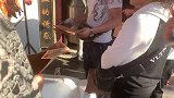 大彭做猪油炒土豆片，一只烤鸭大口吃，老妈说烤鸭真香