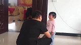 拿脚踩樱桃，被爸爸揍了，一听到奶奶喊她，哭声更大了！