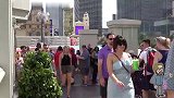 街头树人恶作剧，故意吓无防备的路人，路人非常尴尬