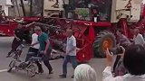 农民为了拦收割机，竟用身体挡在收割机前