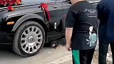 狗狗趴在车轮下拦车，新娘妈妈安慰说明天就回来才放行