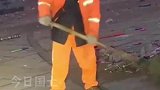 环卫工打扫广场时男子与其搭话