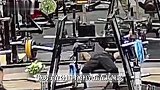 男子健身被杠铃压到喉咙差点窒息，工作人员：都翻白眼了