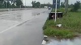 不明物一直冒烟，男子用积水欲将其扑灭