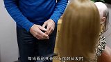 女孩患有脱发症，小姐姐把自己的头发捐赠给她，场面感动众人