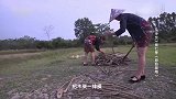 烧陶时要向火堆投掷稻草，以用来维持余温，使陶坯内部温度均匀！