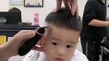 两岁的小帅哥剪头发，全程超级听话的，简直太萌了！