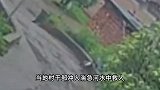 小女孩骑车失控坠桥被激流冲走,村干部狂奔跳河救人,监控曝光