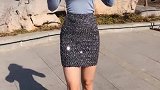 小姐姐身穿紧身包臀裙年轻又时尚，搭配紧身衣完美展现高挑身材！