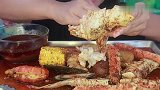 亚裔大婶吃帝王蟹，肉质鲜美，吃相优雅