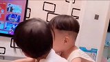 家有双胞胎儿子,养双胞胎还真是个体力活,这也不知道背了多少圈