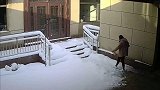 女子取快递后准备回家，没想到刚走到门口却遭遇雪崩