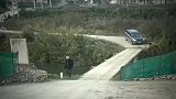 五菱老司机过桥，车到桥头直接过，这技术厉害了！