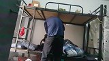 进厂打工第六天，干活太慢被老板开除，打工娃一瞬间彻底崩溃了