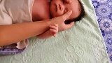月嫂哄小宝宝真有一套，几句话一说，宝宝就乖乖的！