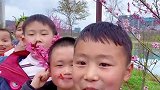 一群小朋友头戴鲜花拍视频，走阿姨的路让阿姨无路可走