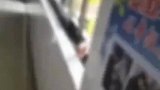 学生上课手伸窗外，老师看到后拉了拉他的手