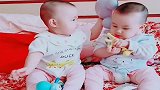 双胞胎弟弟强吻哥哥，亲完还一脸嫌弃的样子真逗！太有爱了