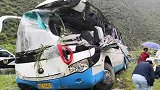 四川松潘县一旅游大巴车被飞石击中 已致8死16伤