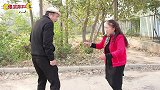 爆笑喜剧：二叔两口路边打架，二货劝架不料却被媳妇打，过程真逗