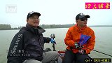 趁着渔夫喂鱼，哥俩跑到网箱边“蹭窝”，野翘嘴发疯似的咬钩