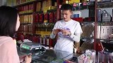 超市老板遇到心机美女，对方不花一分钱就吃到辣条