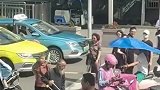 网传老人与外卖小哥发生争执，小哥离开时老人多次用拐杖砸击