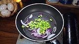 洋葱配什么菜炒最好，我认为洋葱配毛豆炒最好