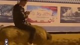 深夜街头男子淡定骑着二师兄玩手机，这也太秀了啊