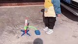 男孩玩小火箭，不料刚发射就消失了