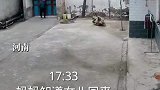母亲知道女儿要回家，早早打开大门