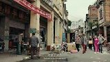 恶霸上门挑事，却不知旁边就是警察，遭殃了
