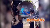 杨幂下班穿露脐装身材前凸后翘，走两步仍需助理撑伞疑似耍大牌