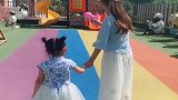 闺女去幼儿园的第一天，老师就发来这一段视频，也太有面子了！